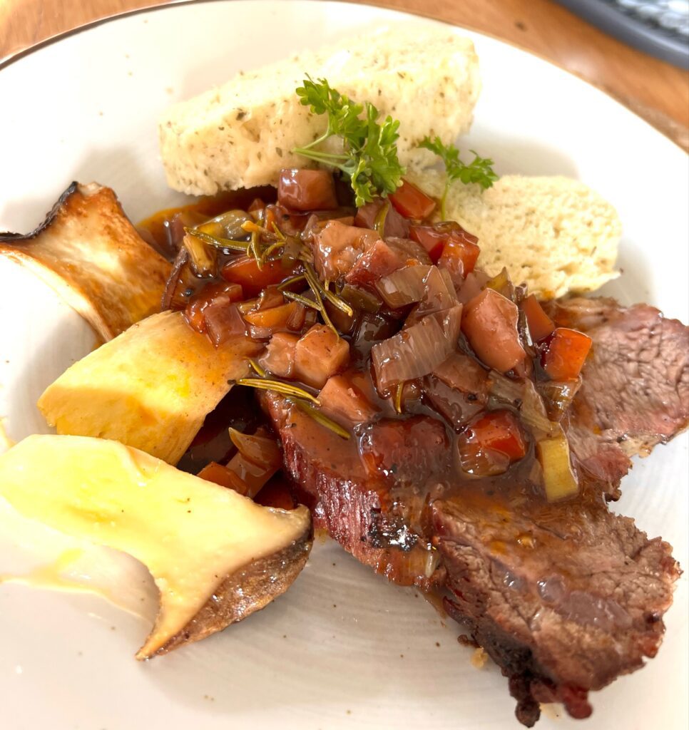 Rrindsbraten mit Gemüse und Böhmischen Knödeln